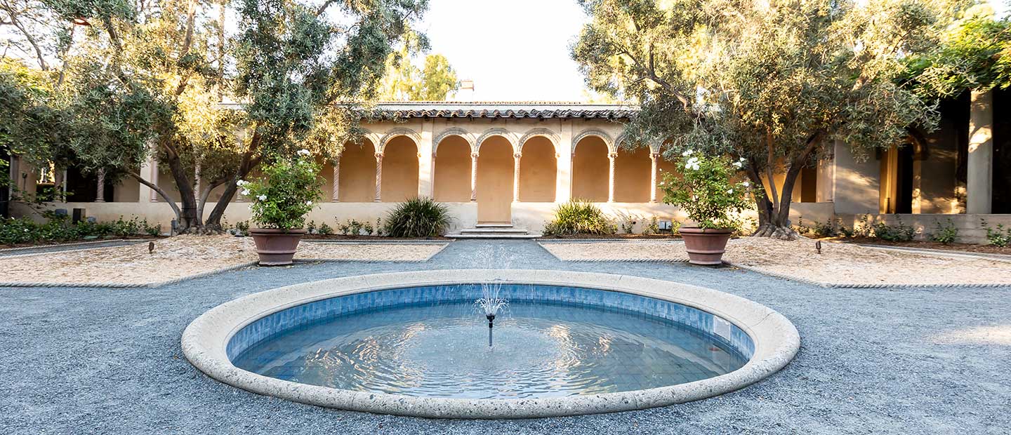 Margaret Fowler Garden: A historical and beloved campus destination with a medieval-style cloister garden look, ideal for an intimate Scripps College wedding.