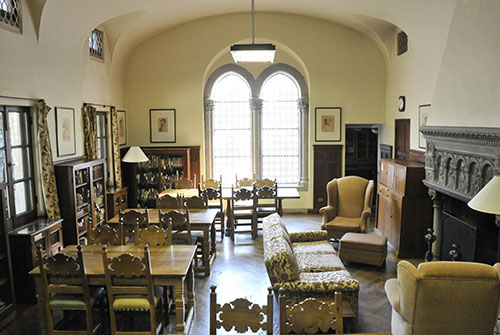 A room with desks and chairs in Denison Library at Scripps College