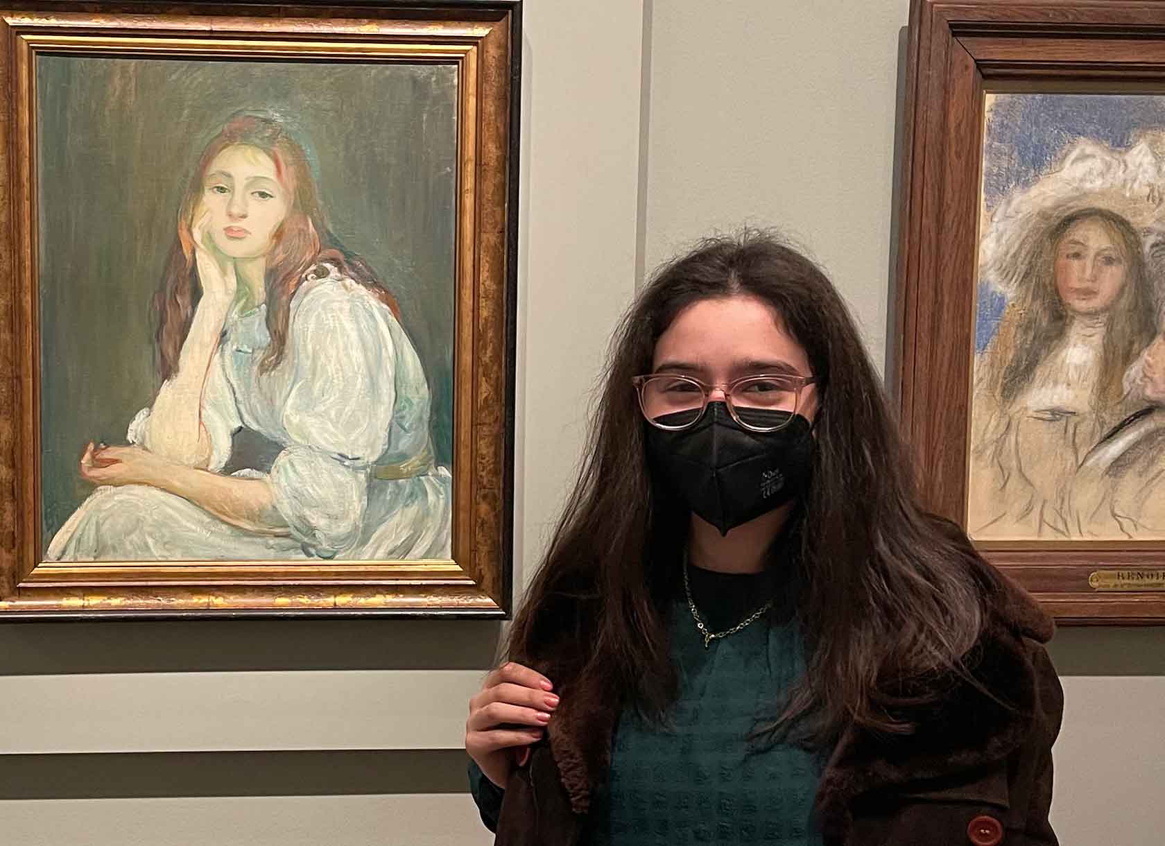 Portrait of Scripps College student Hannah Lebow '23 in a French museum