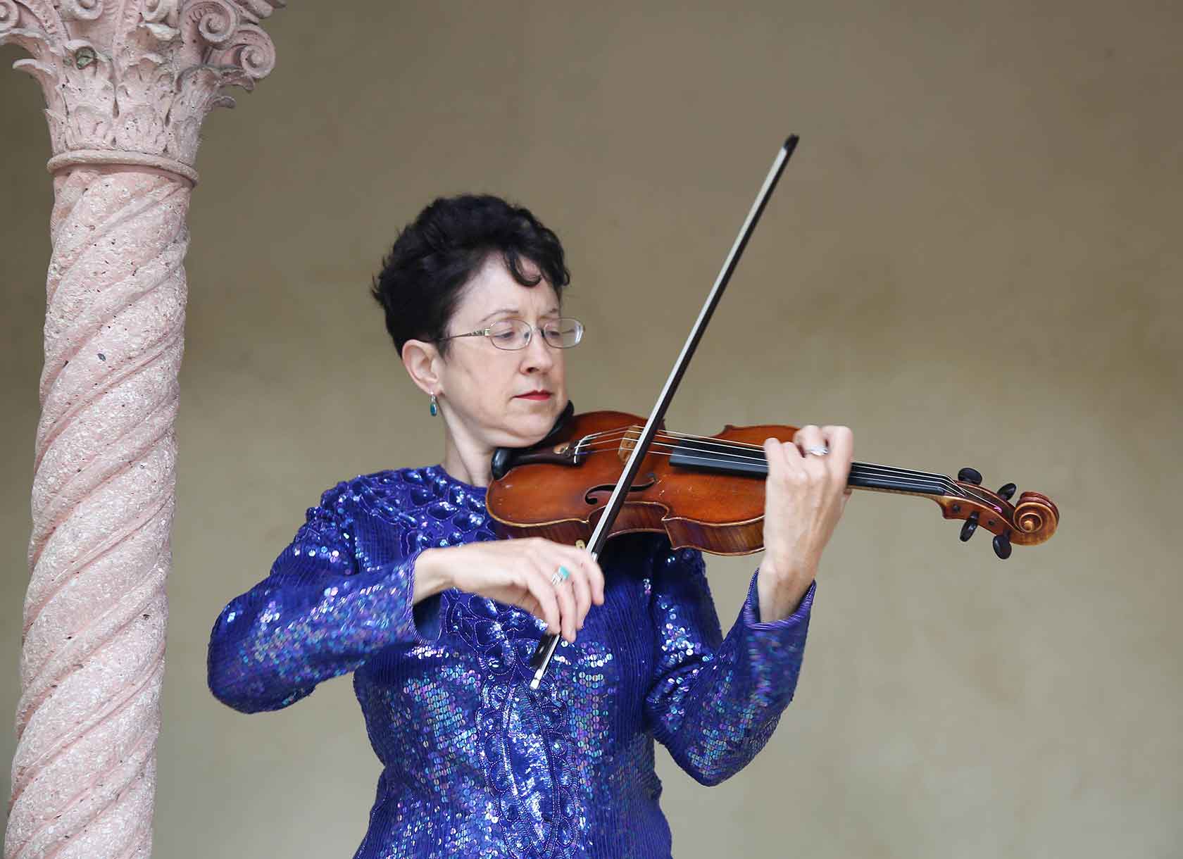 Portrait of Scripps College professor in music Rachel Vetter Huang playing the violin