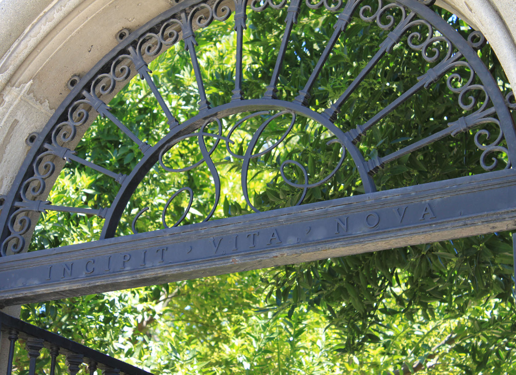 A gateway arch with the words "Incipit Vita Nova"