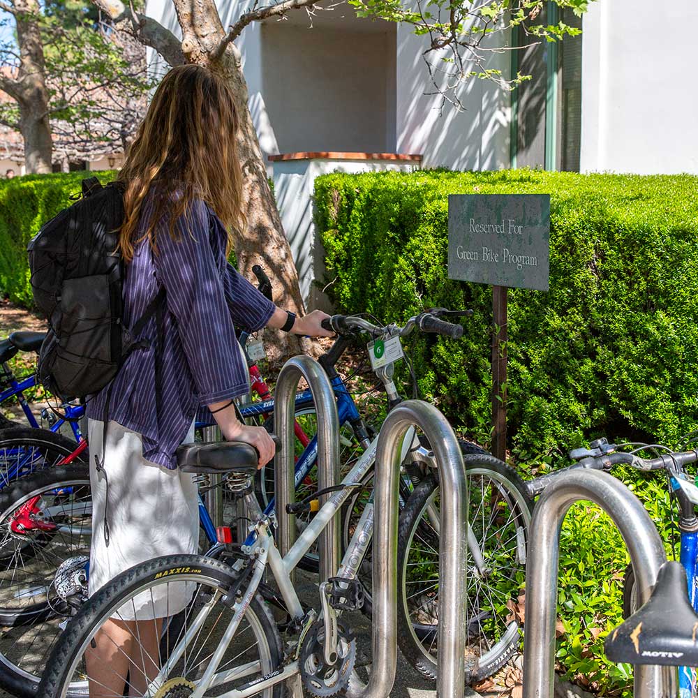 Student next to a bike from the Green Bike program